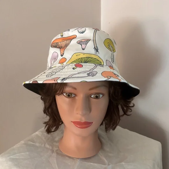 Mushroom Bucket Hat ( small rim )
One size - Picture 1 of 8